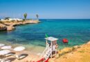 Il caporalato arriva sulla spiaggia: a Bari i bagnini pagati 2 euro l’ora